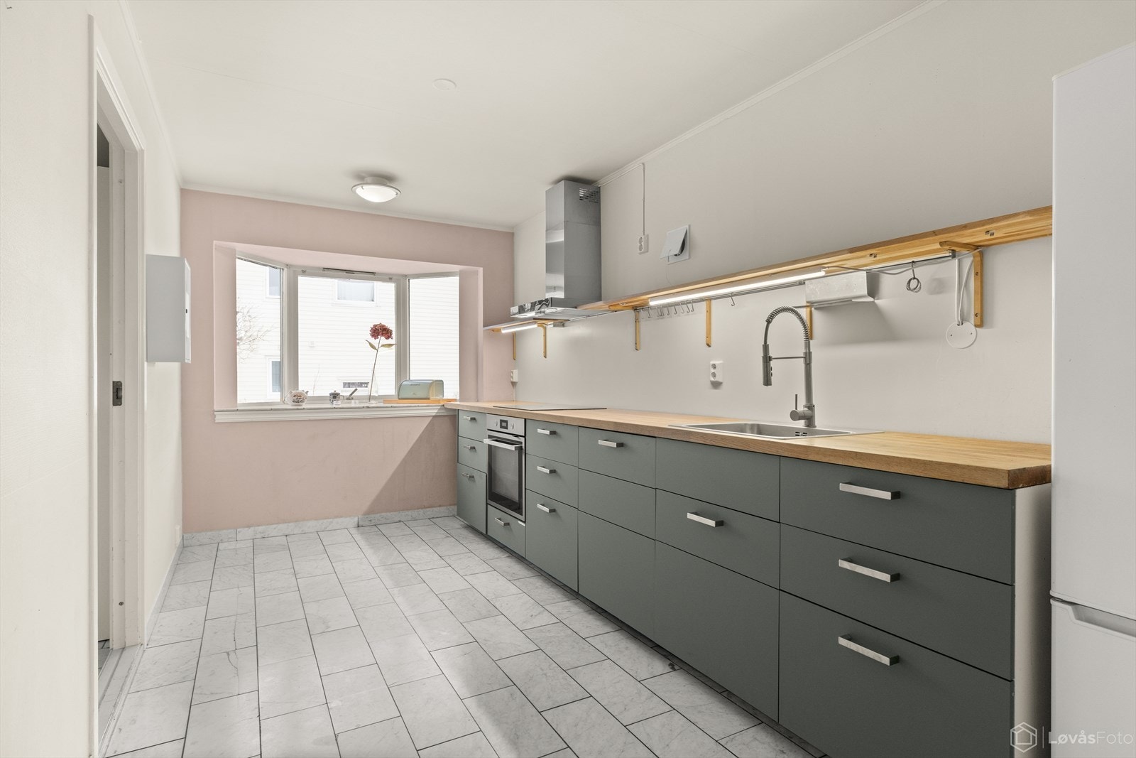 Kjøkkenet er utstyrt med frittstående kjøleskap, komfyr og platetopp. Her har du også fin spiseplass. Galleribilde