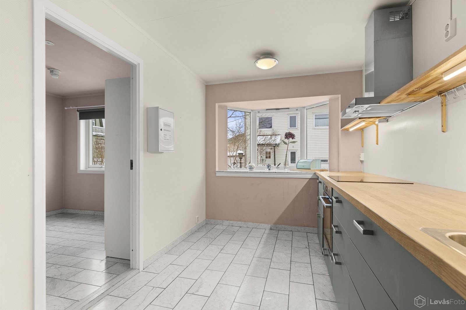 Kjøkkenet har et sjarmerende karnappvindu som kombinerer praktisk bruk med estetisk appell. Galleribilde