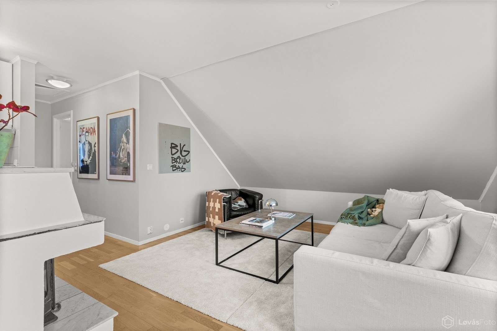 Boligens andre plan består av stue, balkong, kjøkken, to soverom, bad og inngang til lagringsloft. Galleribilde