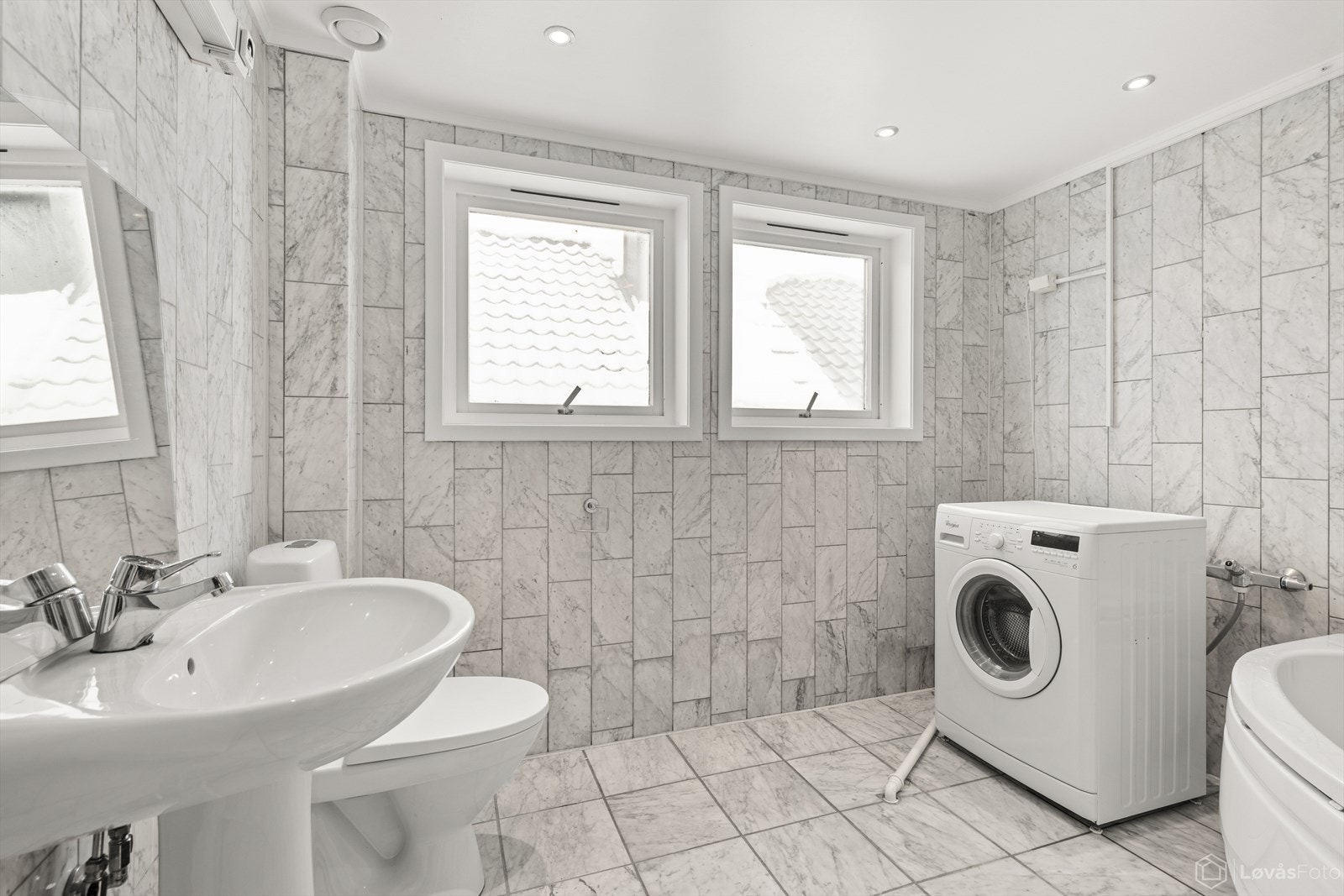 Badet i andre etasje er innredet med klosett, opplegg for vaskemaskin, badekar med dusj og servant. Galleribilde