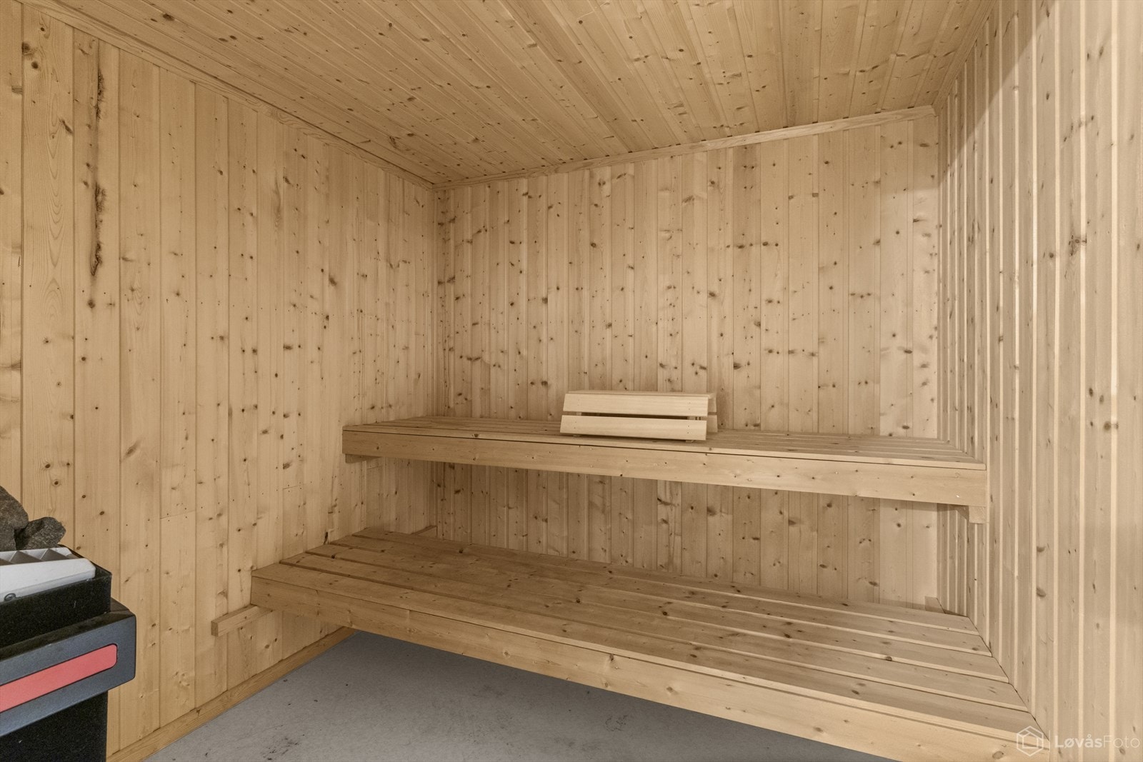 Badstuen består av en badstueovn. Denne er ikke testet, og det gis derfor ingen garantier. Galleribilde