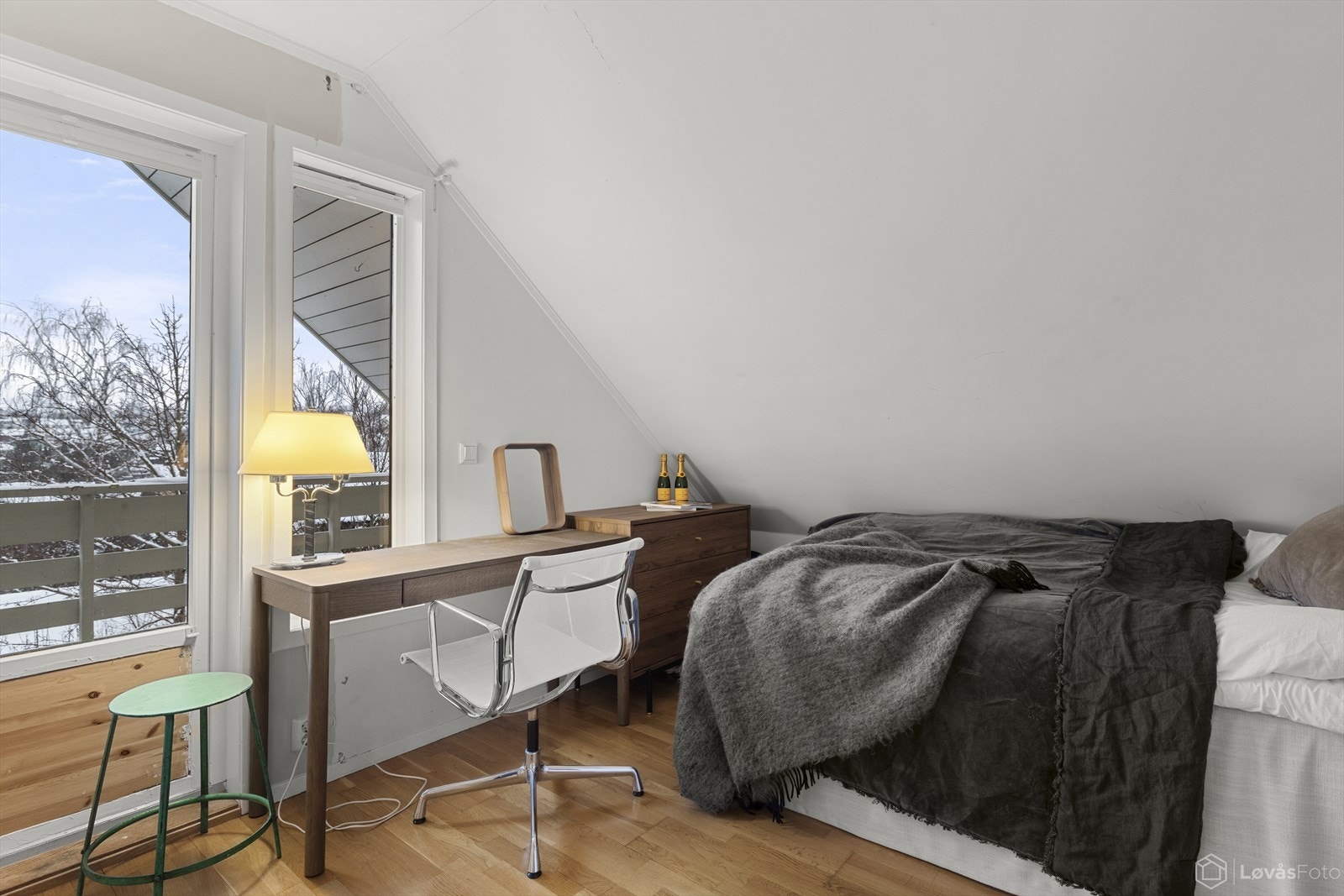 En del av stuen brukes i dag som sovealkove, så her er det god plass til å utnytte hele rommets potensial. Galleribilde