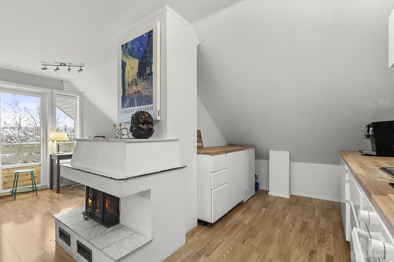 Mellom stue og kjøkken er det etablert en peis som byr på godt med varme. Galleribilde