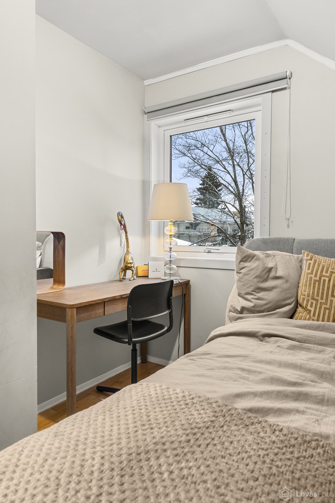 Soverom 1 gir godt med plass til dobbeltseng, garderobeskap og kontorpult. Galleribilde