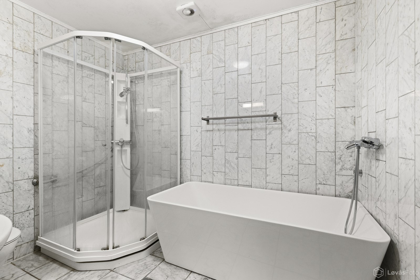 Boligens 5 bad/toalettrom er alle av samme utseende med flislagt gulv og vegger. Galleribilde