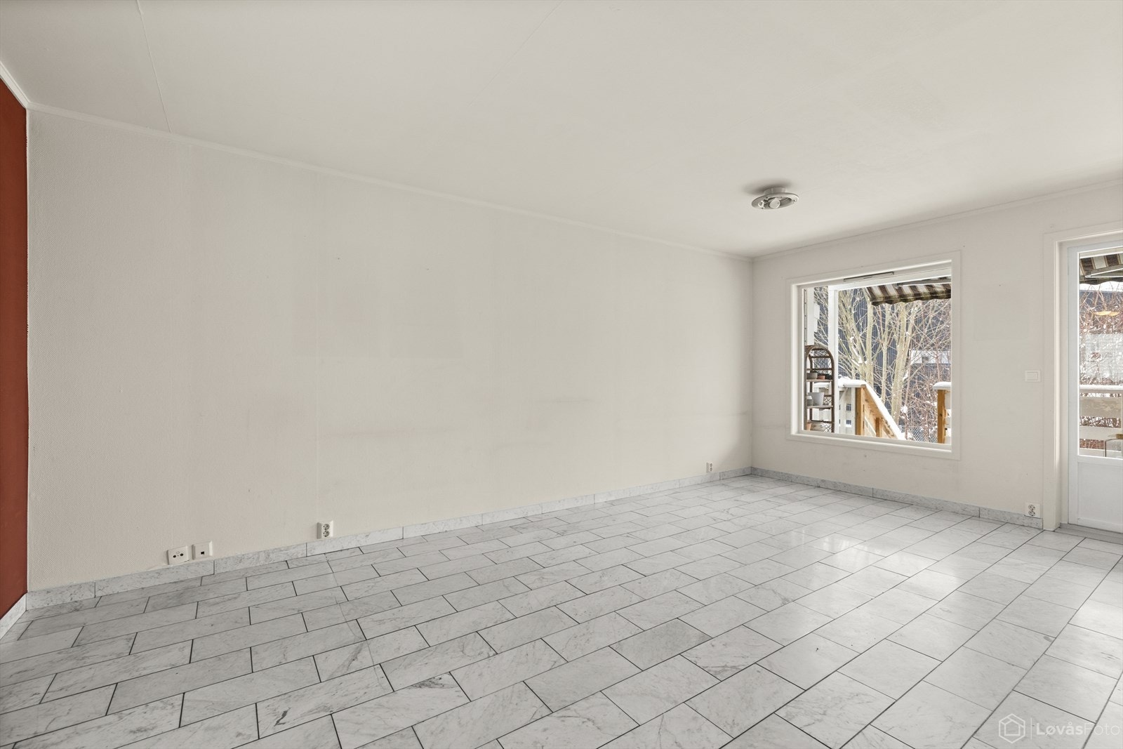 Boligens første plan består av stue, terrasse, hage, kjøkken, to soverom, bad, entré, garasje og bod. Galleribilde