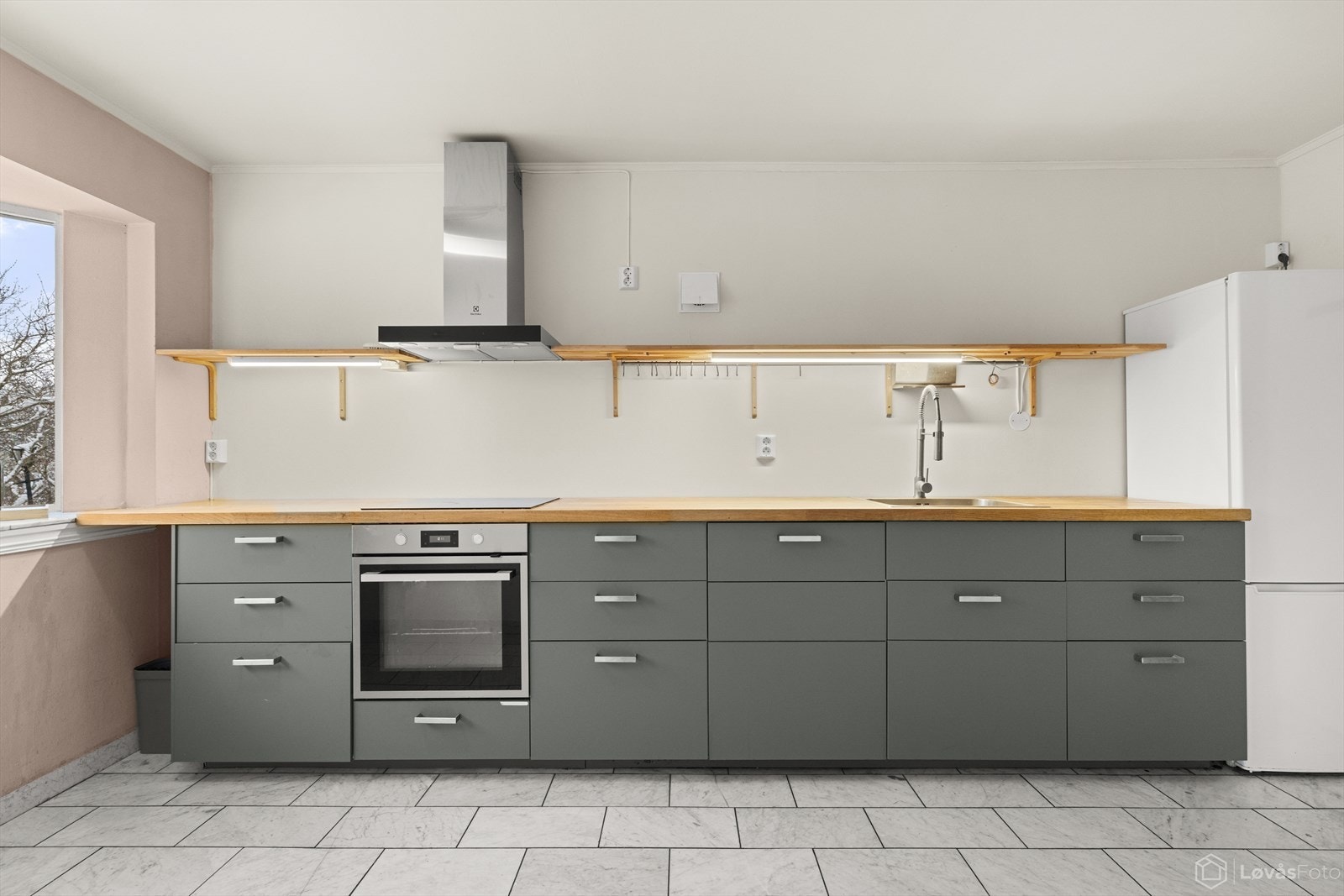 Kjøkken i første etasje består av godt med oppbevaringsplass i skuffer og overhyller. Galleribilde