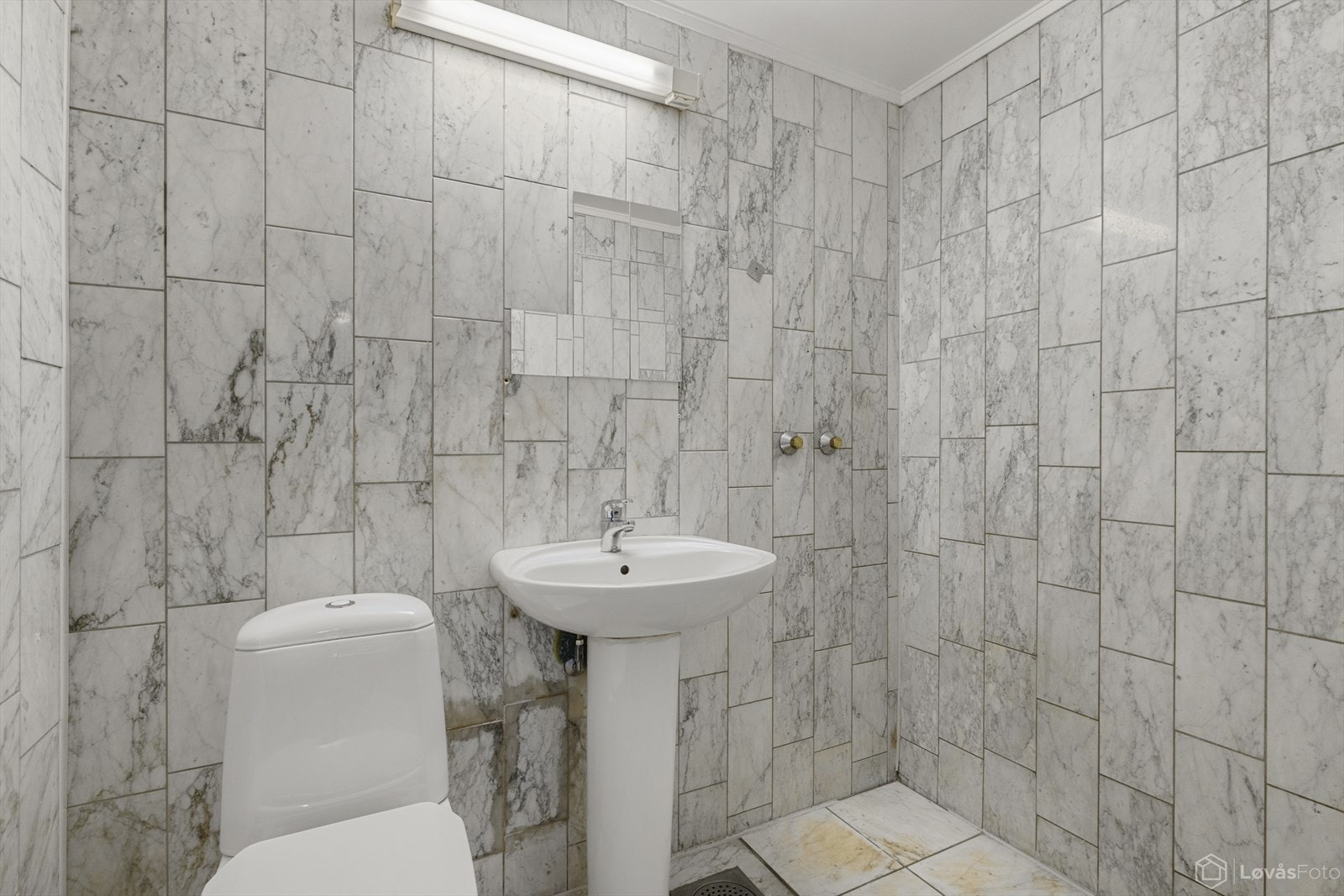 Toalett i tilknytning til soverom innredet med klosett og servant. Galleribilde