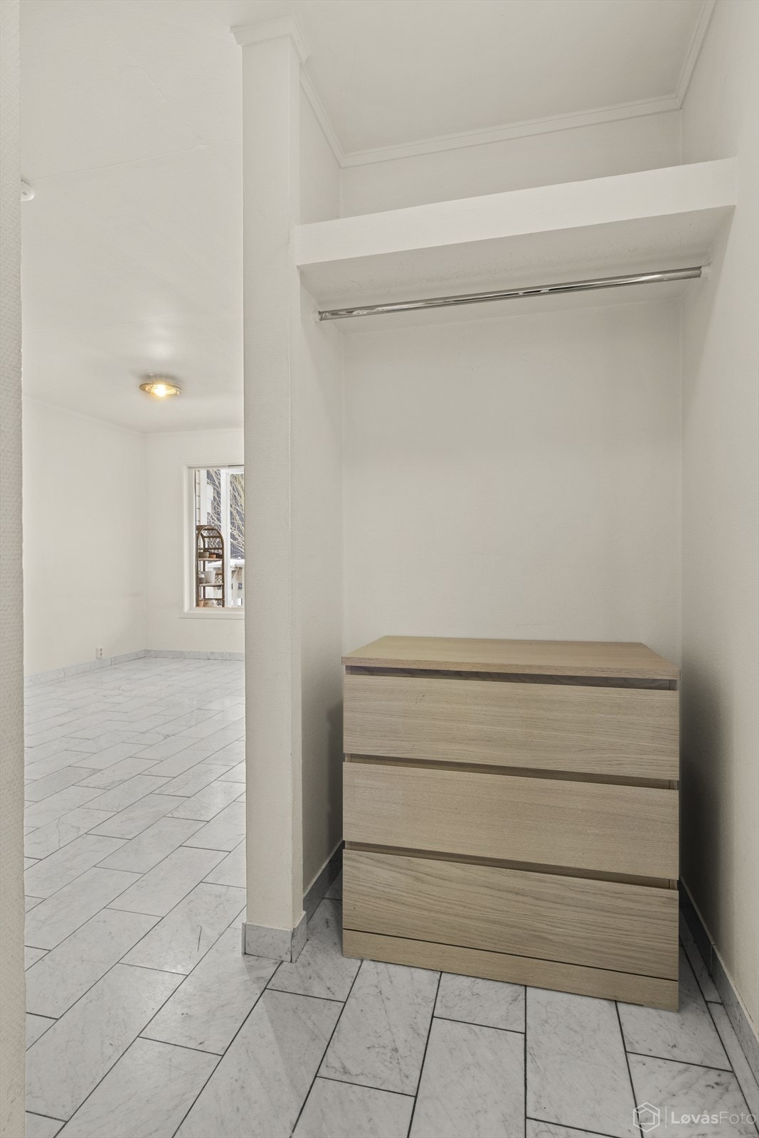 Entreen i etasjen byr på ideelle forutsetninger for en tilpasset garderobe. Galleribilde