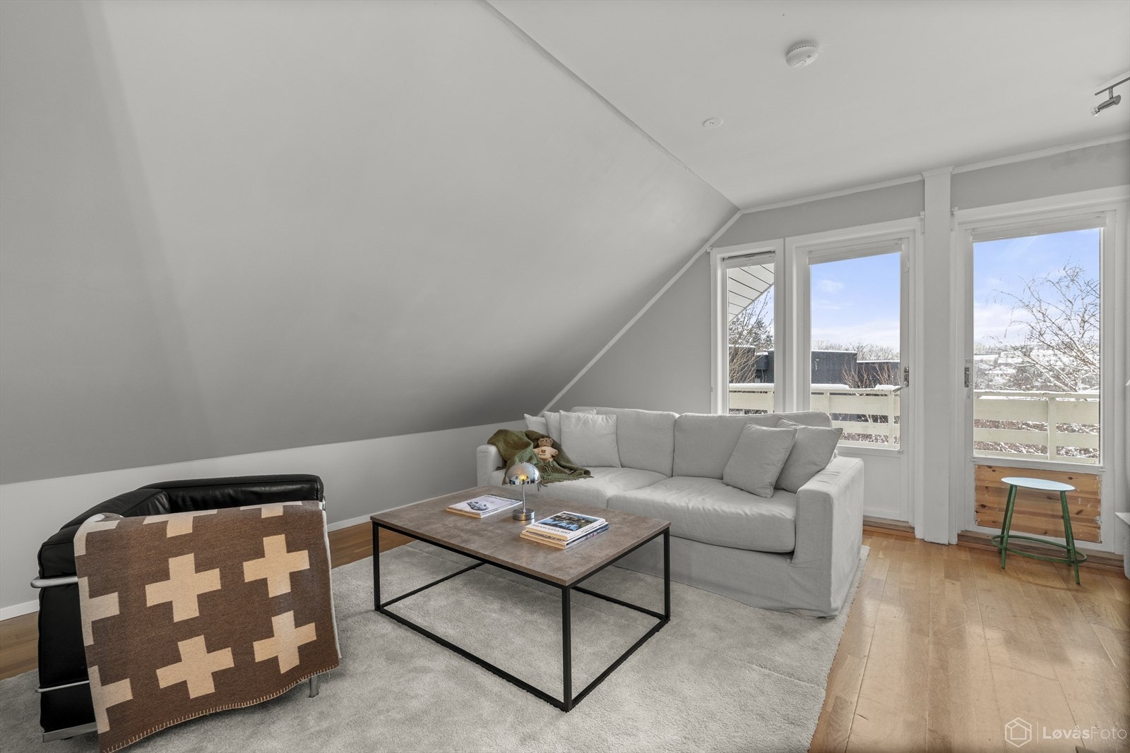 Via trappen fra inngangen i første etasje når du boligens andre etasje. Galleribilde