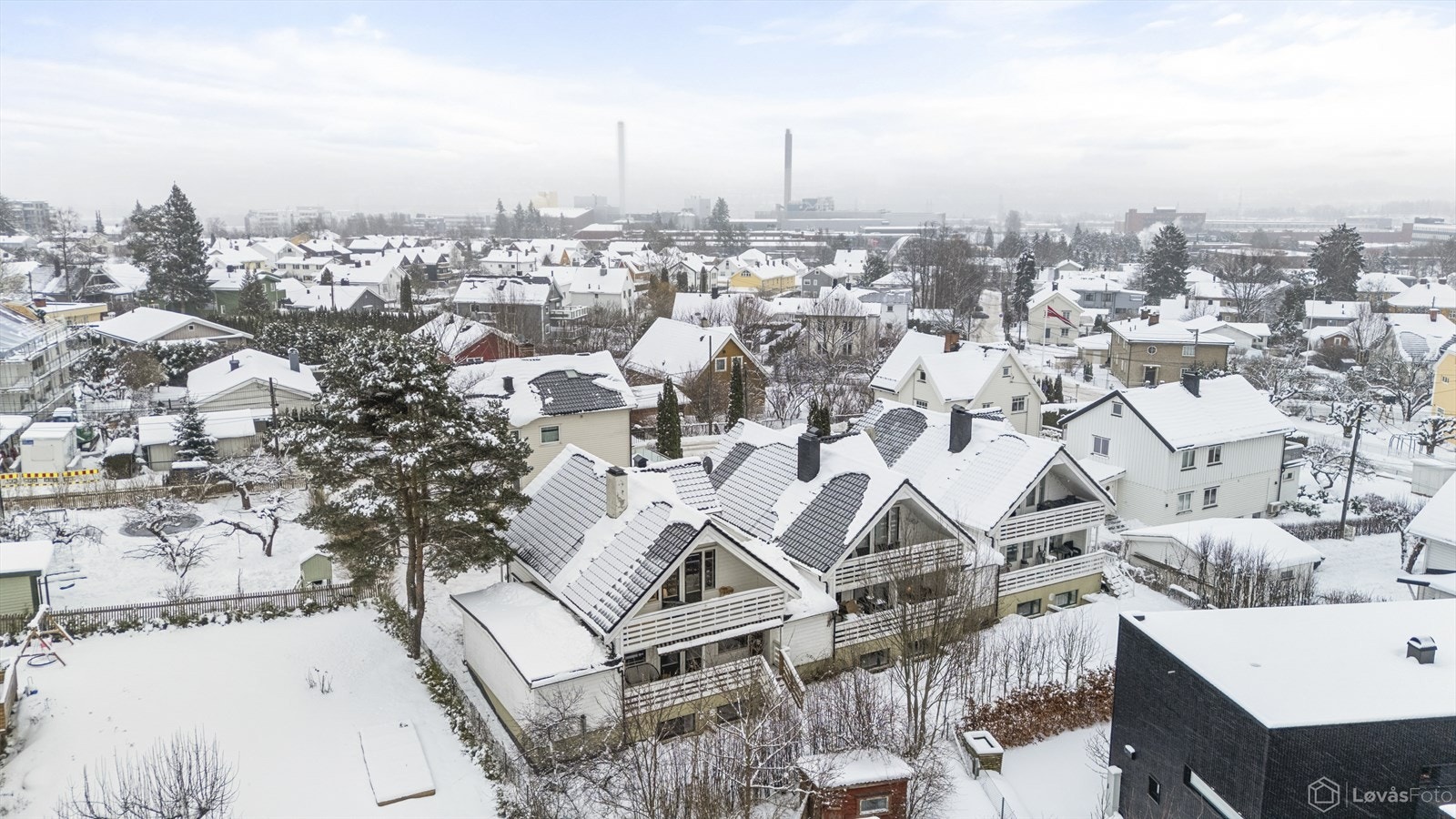 Kryssveien 4B har godt med lagringsplass bak garasje, samt i lagringsloft. Galleribilde