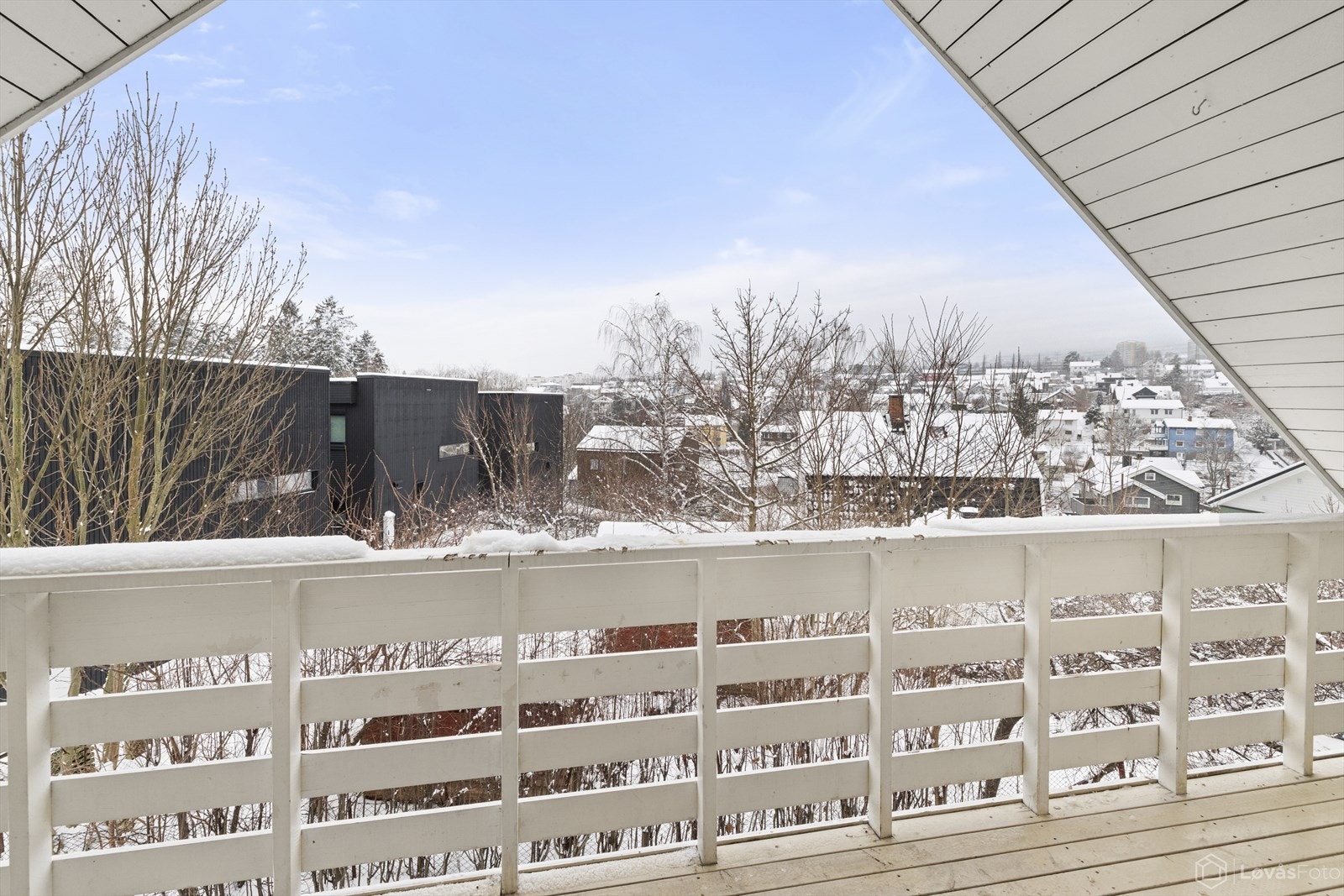 Fra stuen er det utgang til vestvendt balkong på 9kvm. Galleribilde