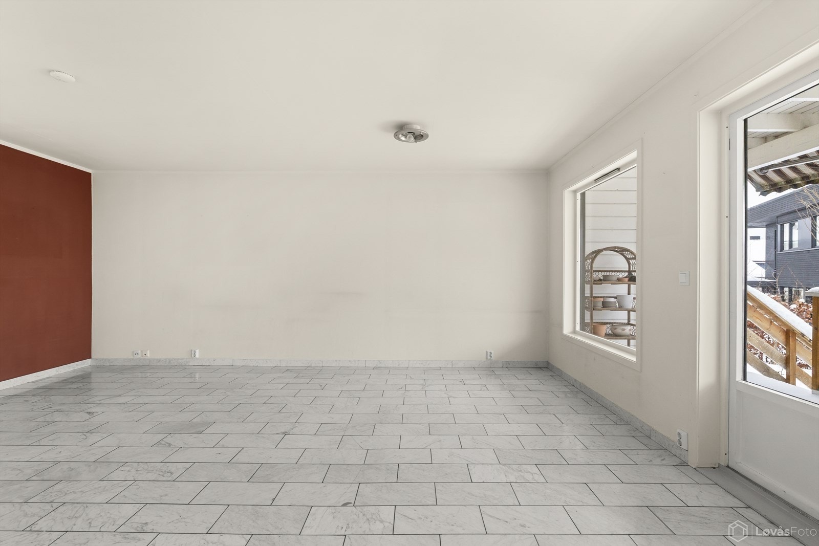 Første etasje er lys og gjennomgående, og har en enkel standard. Galleribilde