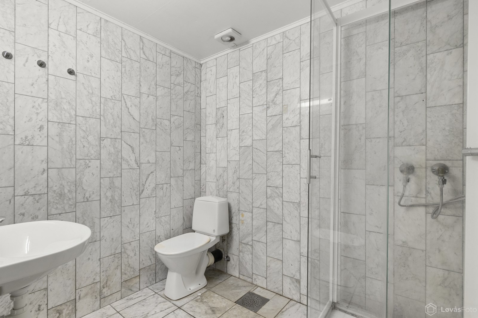 Alle bad og toalettrom bør renoveres, og dette er tatt høyde for i prisantydning. Galleribilde