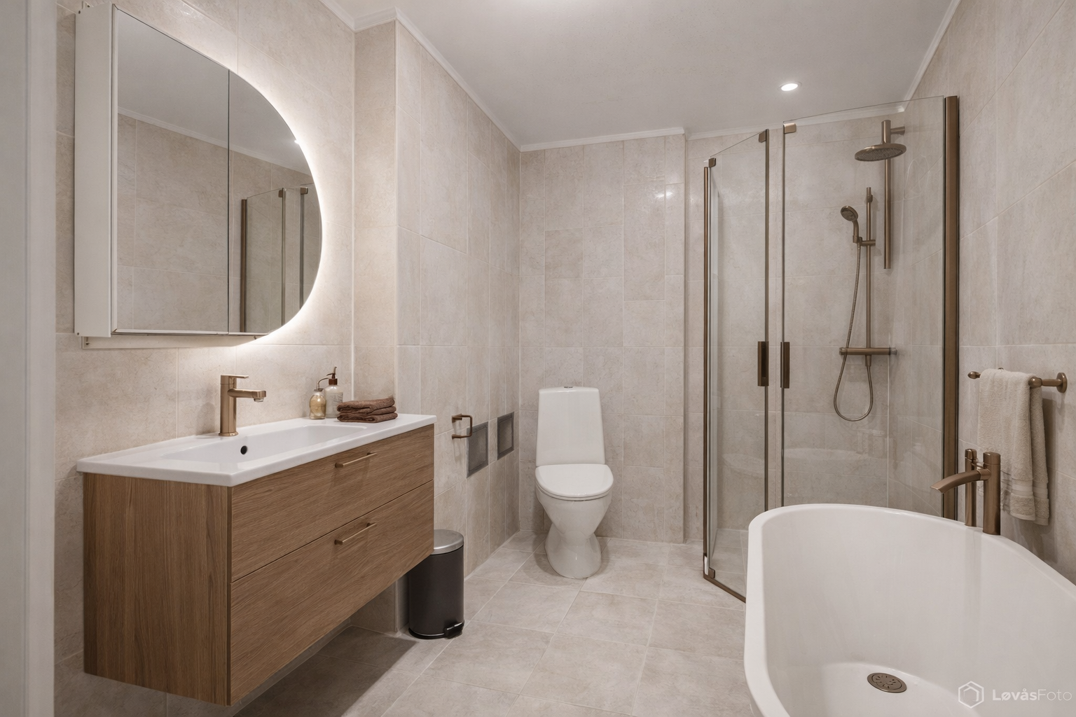 Renovert bad. Bildet er digitalt renovert og er kun ment som inspirasjon. Avvik på størrelsesforhold og annet kan forekomme. Galleribilde