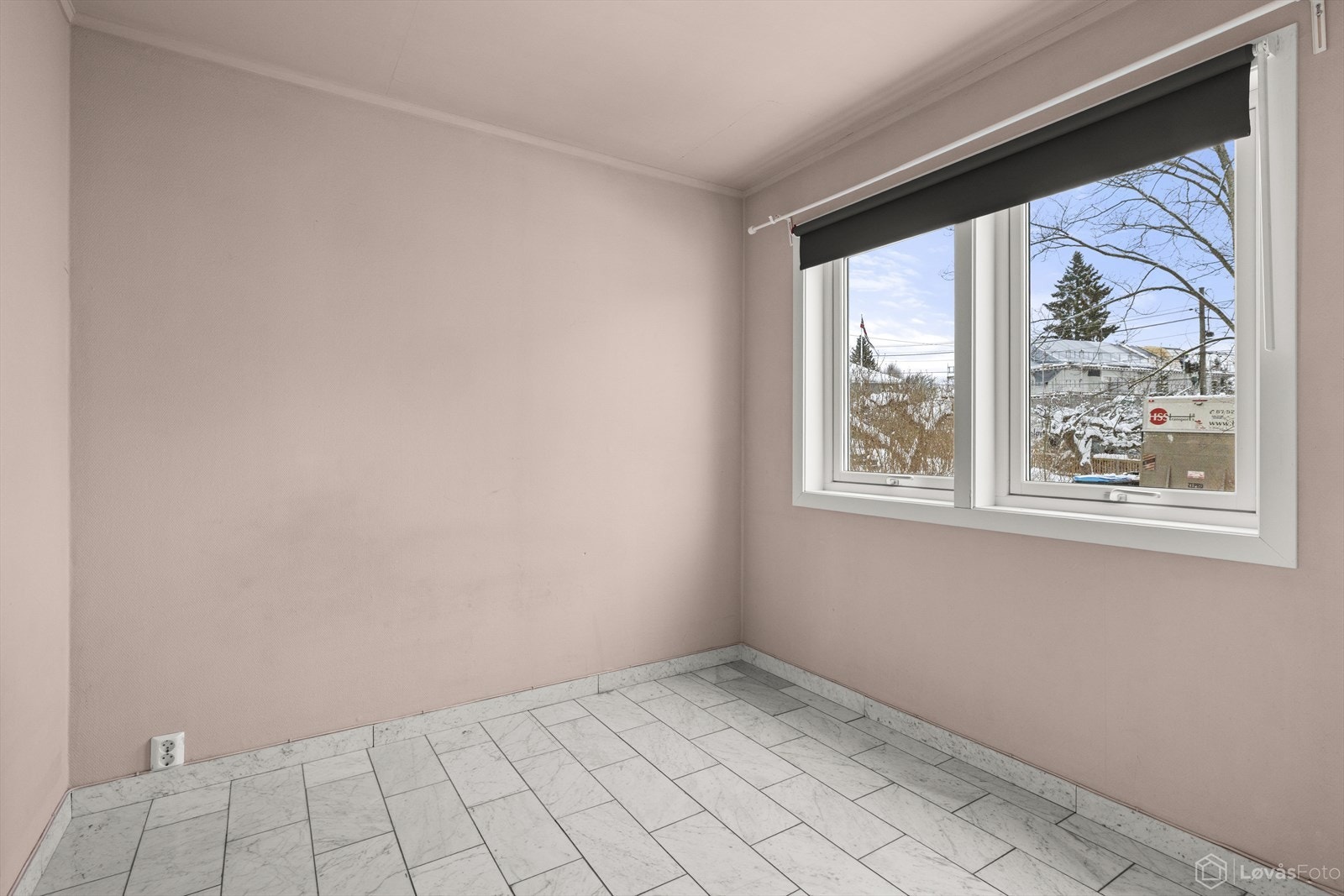 Soverom 2 befinner seg i andre enden av etasjen, og vender ut mot gårdsplassen. Galleribilde