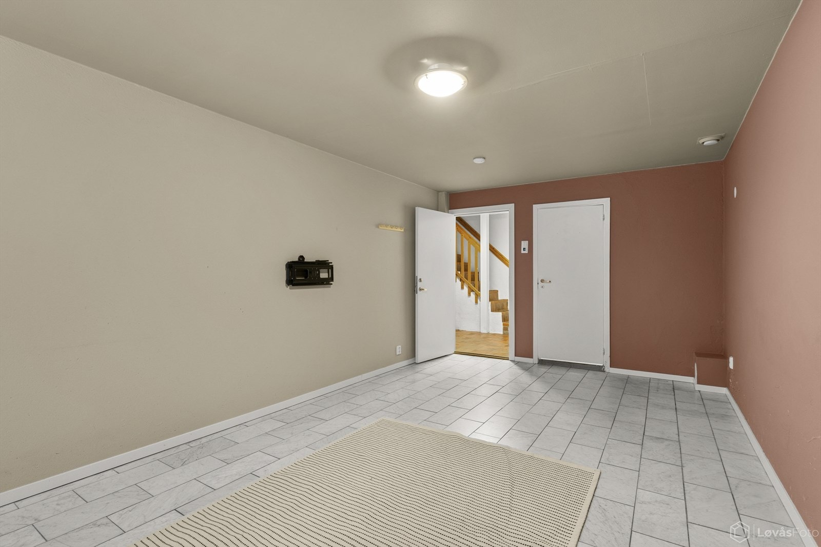 Soverommene i underetasjen har alle inngang til tilknyttet eget toalett. Galleribilde