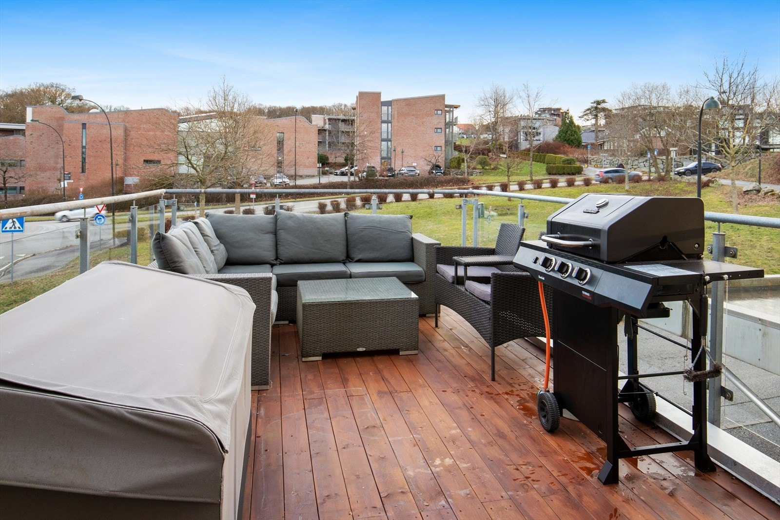 2. etg: Terrassen er romslig med mye sol Galleribilde