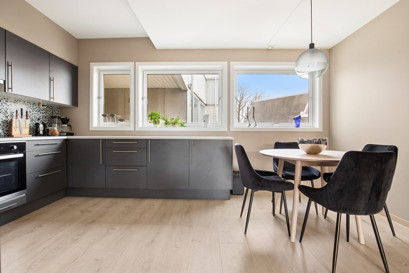 2. etg: Kjøkkenet er romslig med mye benkeplass og plass til spisebord Galleribilde