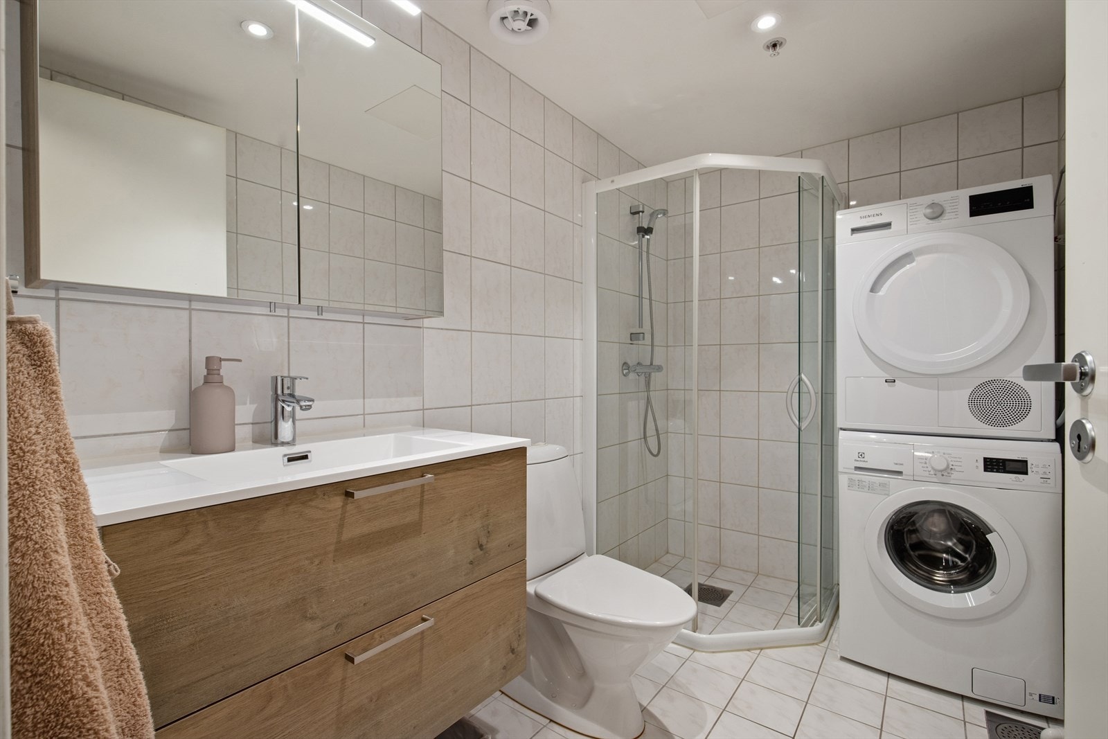 1. etg: Helfliset bad med stedbygget dusjløsning og opplegg for vask/tørk Galleribilde