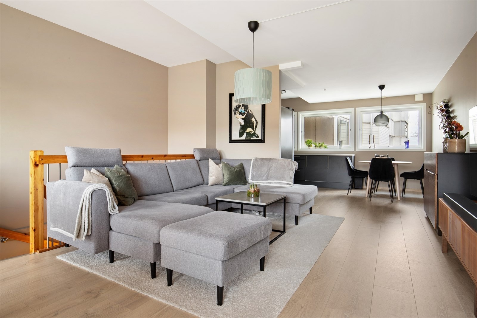 2. etg: Stue og kjøkken i 2.etg med gjennomgående lys og god planløsning Galleribilde