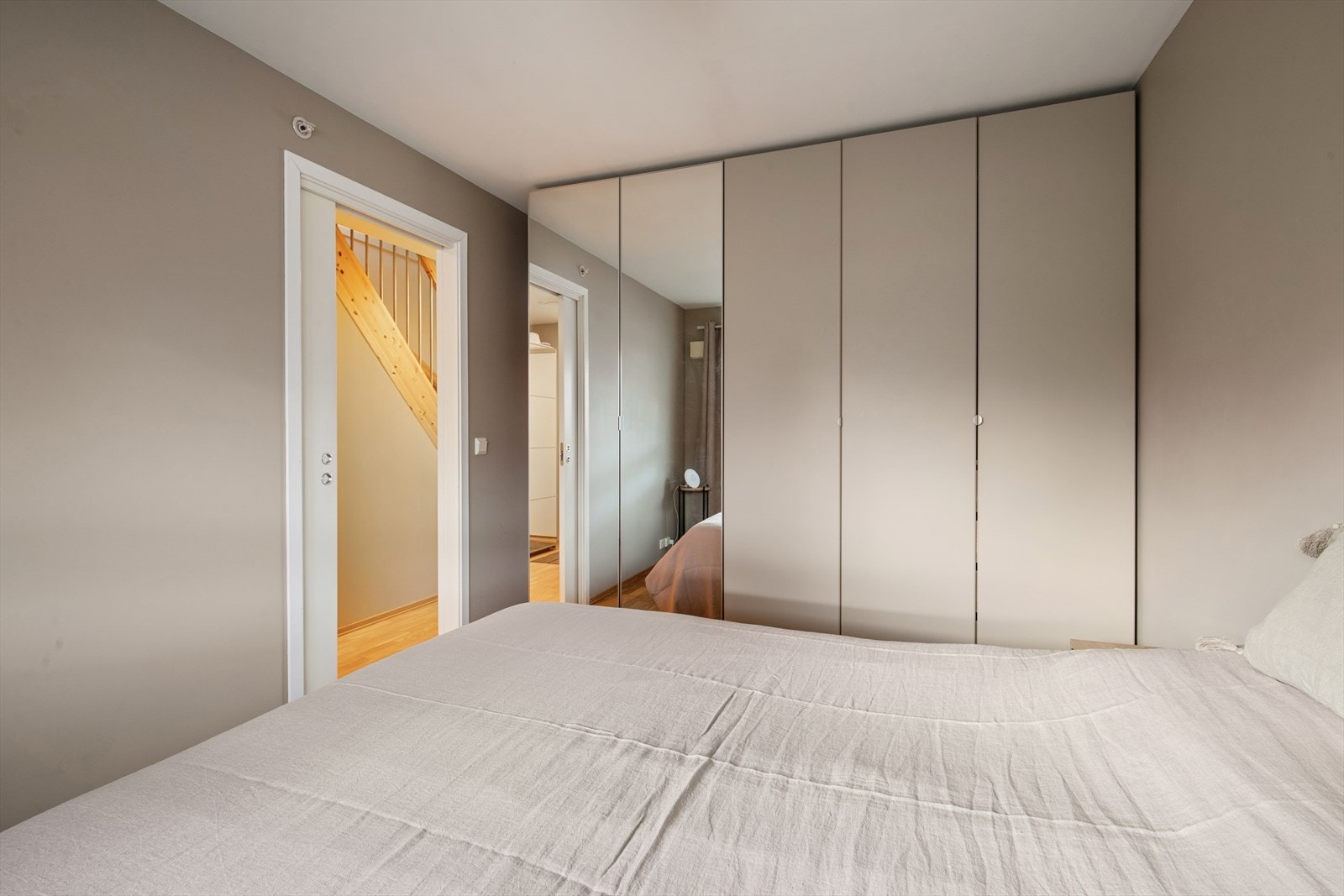 1. etg: Hovedsoverommet har god lagring i garderobeskap Galleribilde