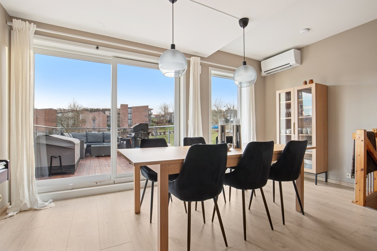 2. etg: Fra stuen er det utgang til terrasse over carport med sol hele dagen Galleribilde