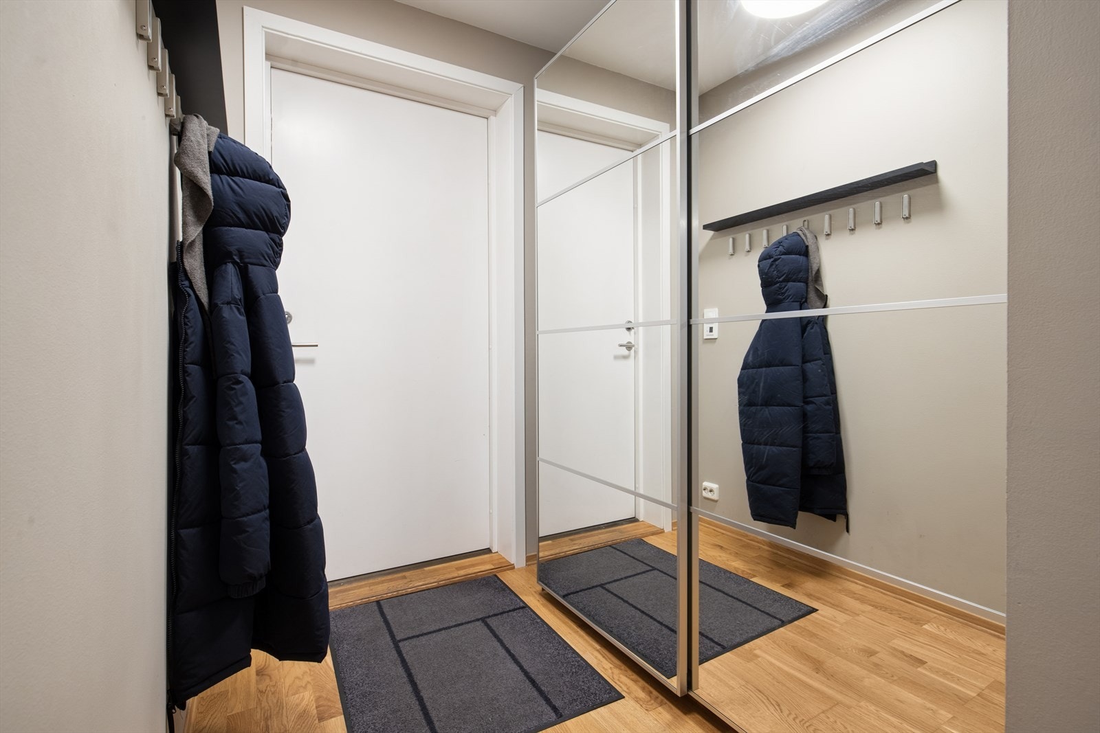 1. etg: Entrè med skyvedørsgarderobe Galleribilde