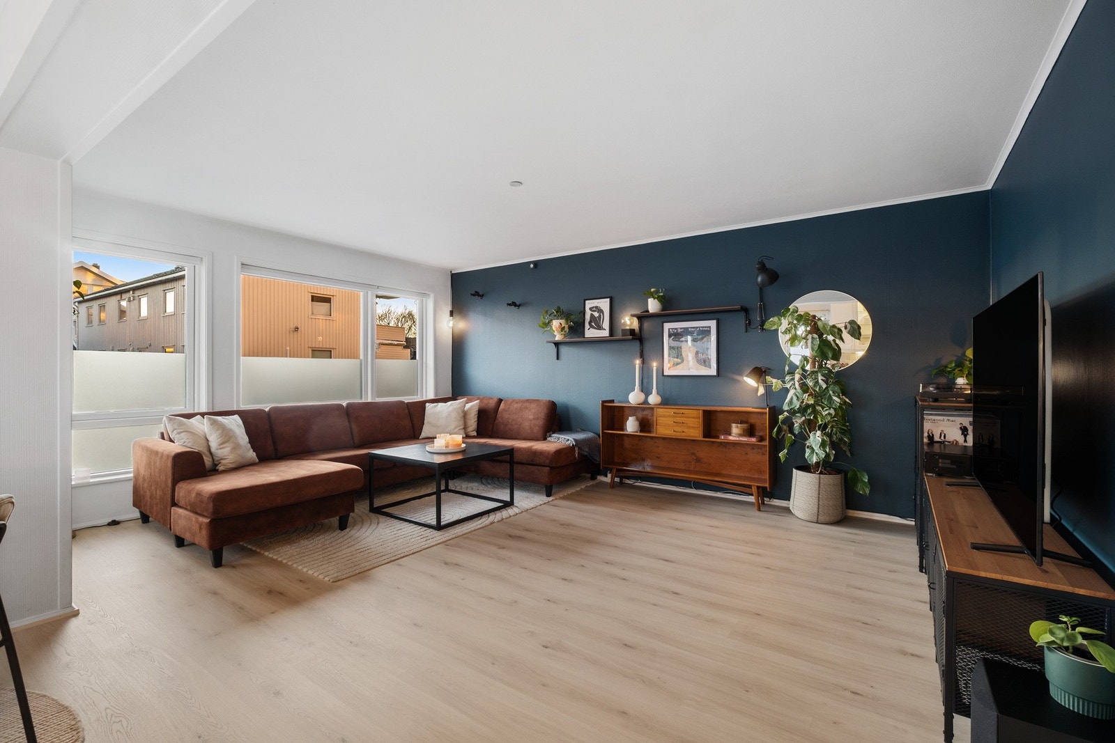 Romslig stue med god plass til både sofa og spisegruppe Galleribilde