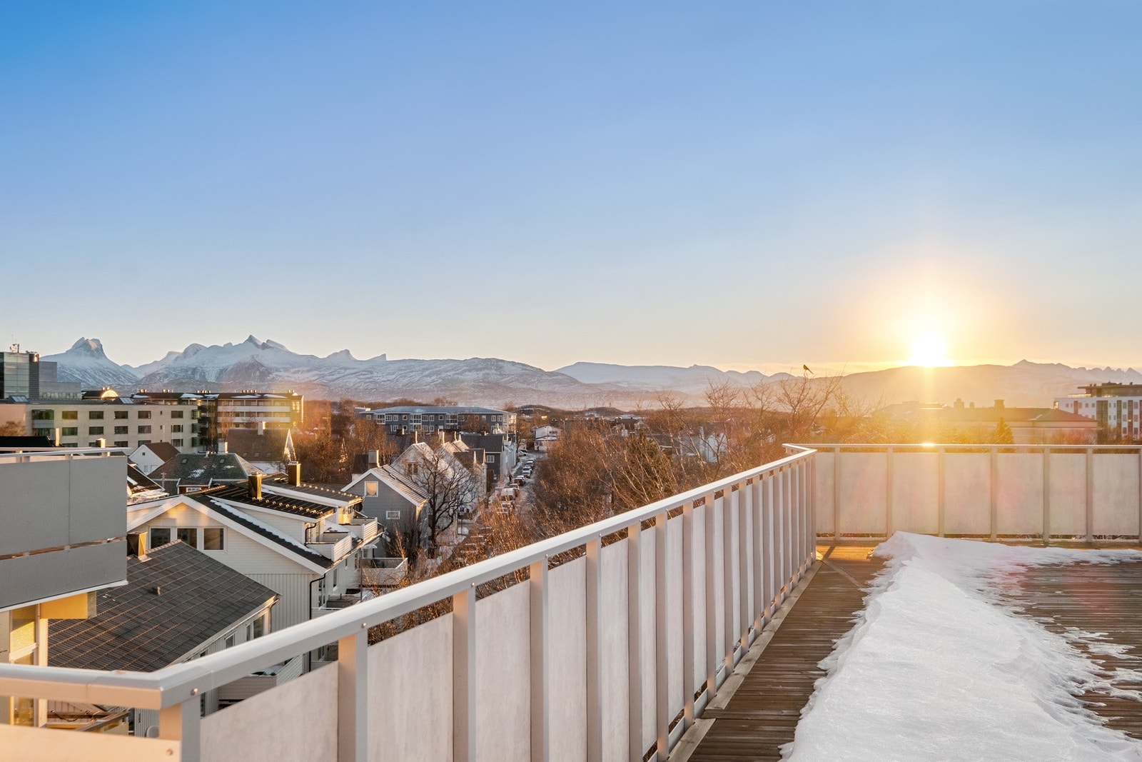 Felles takterrasse i 5. etasje som er perfekte på sommerdagene Galleribilde