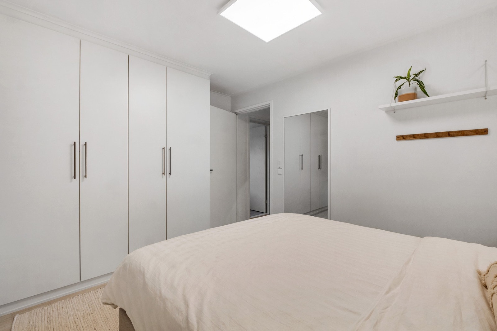 Rommet har to praktiske garderobeskap etablert Galleribilde