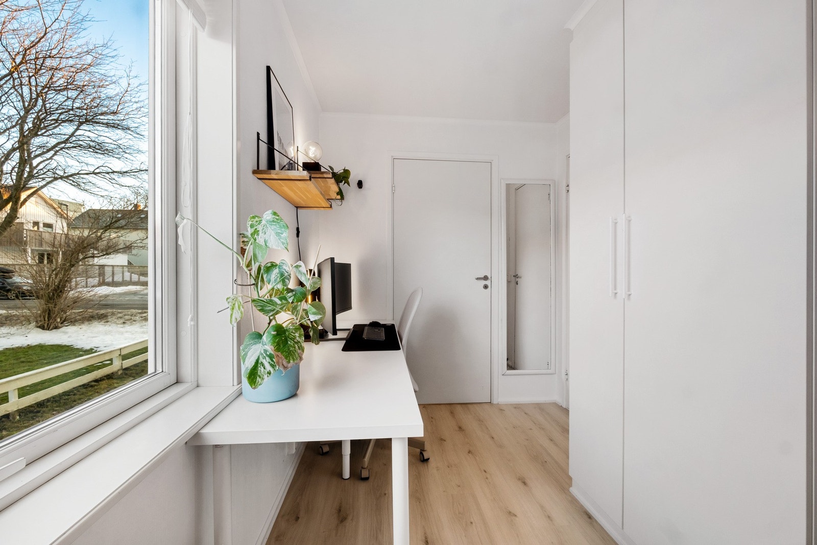 Fra soverom 2 er det inngang til praktisk innebod med strøm Galleribilde