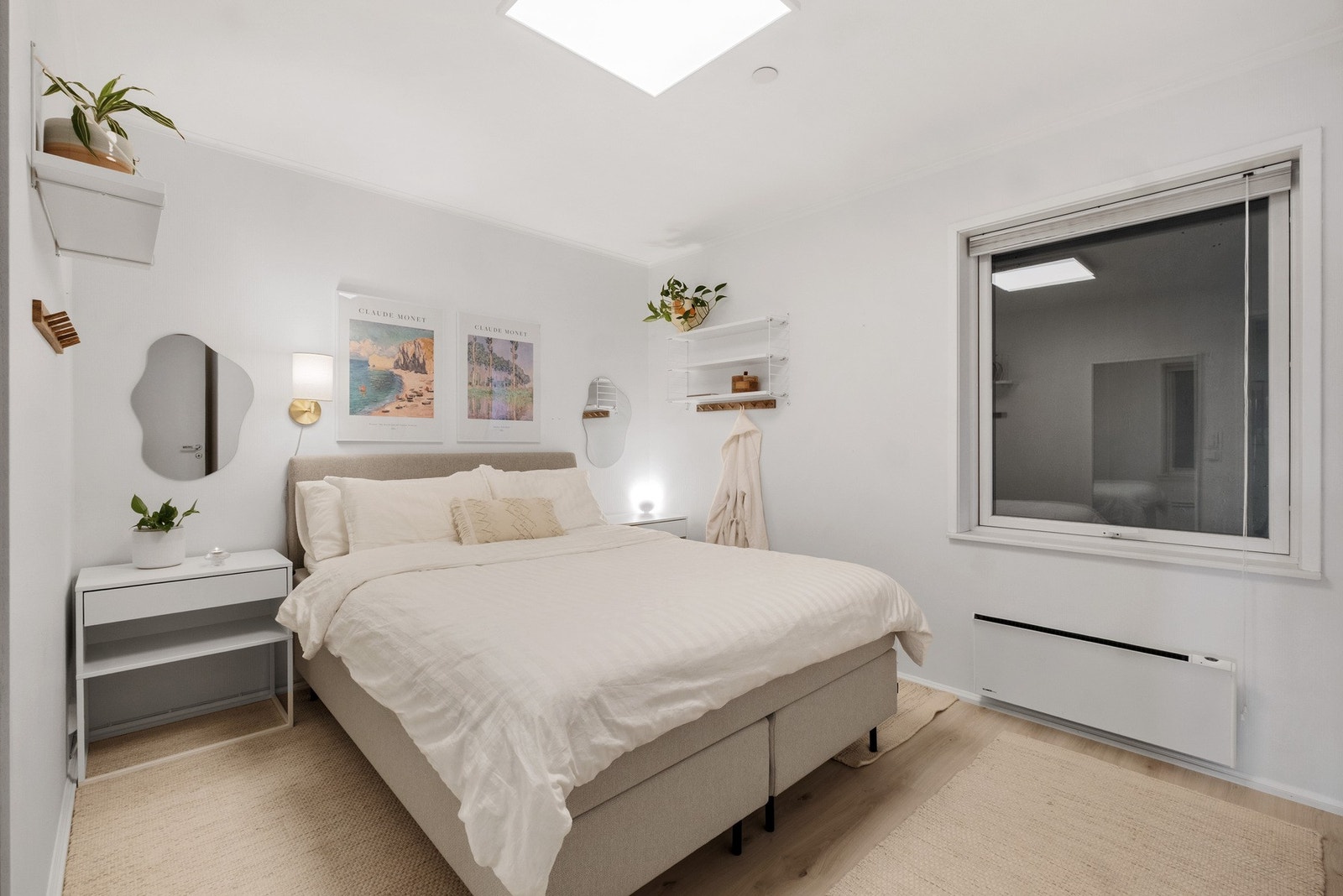 Romslig hovedsoverom med plass til dobbeltseng Galleribilde