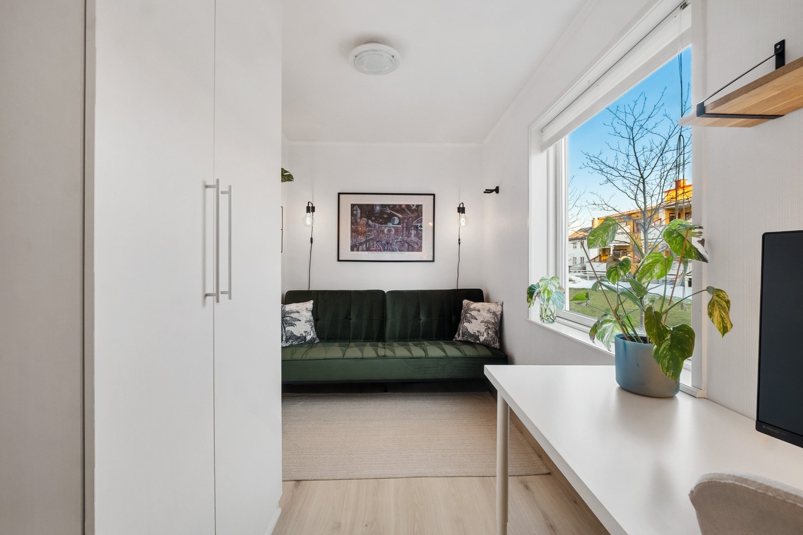 Soverom 2 har garderobeskap etablert Galleribilde