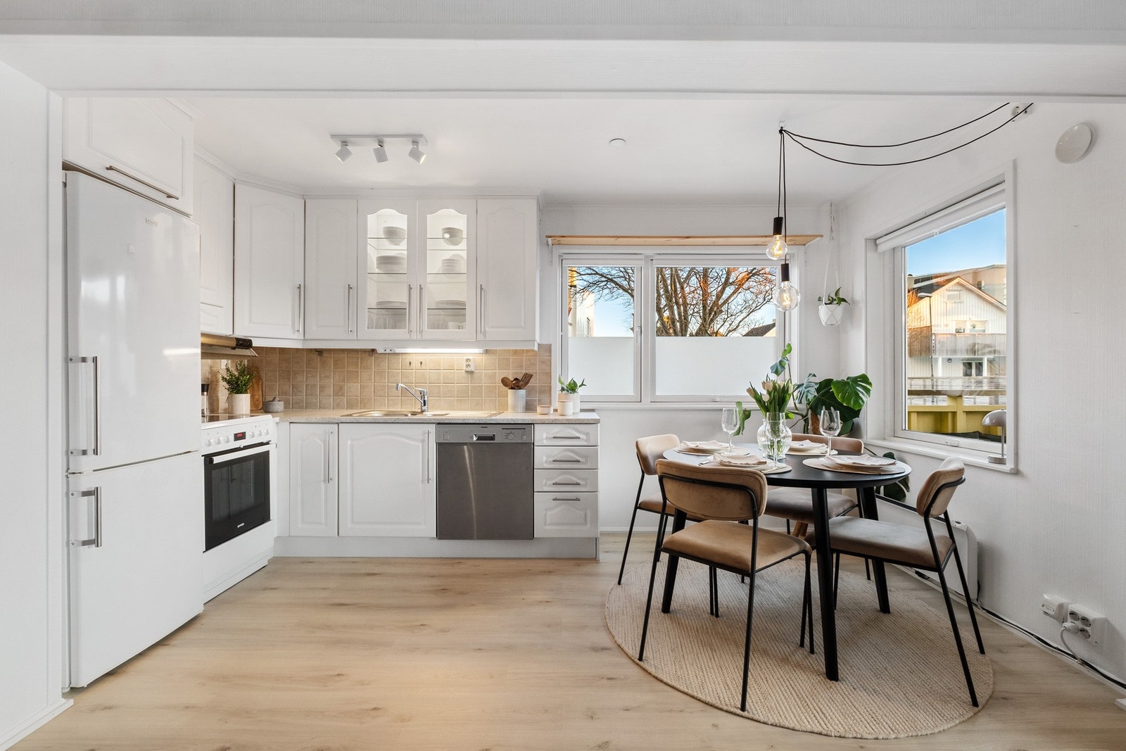 Kjøkken med sentralt avtrekk over komfyr Galleribilde