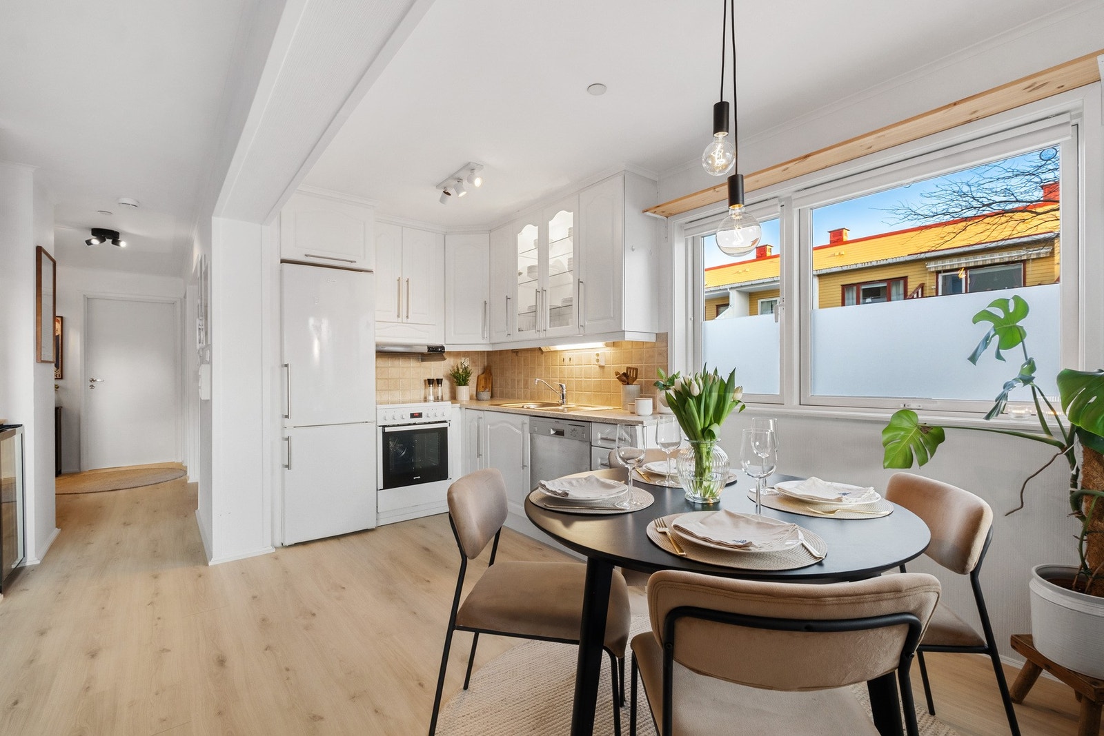 Store, gode vindusflater som gir godt med naturlig lys inn i leiligheten Galleribilde