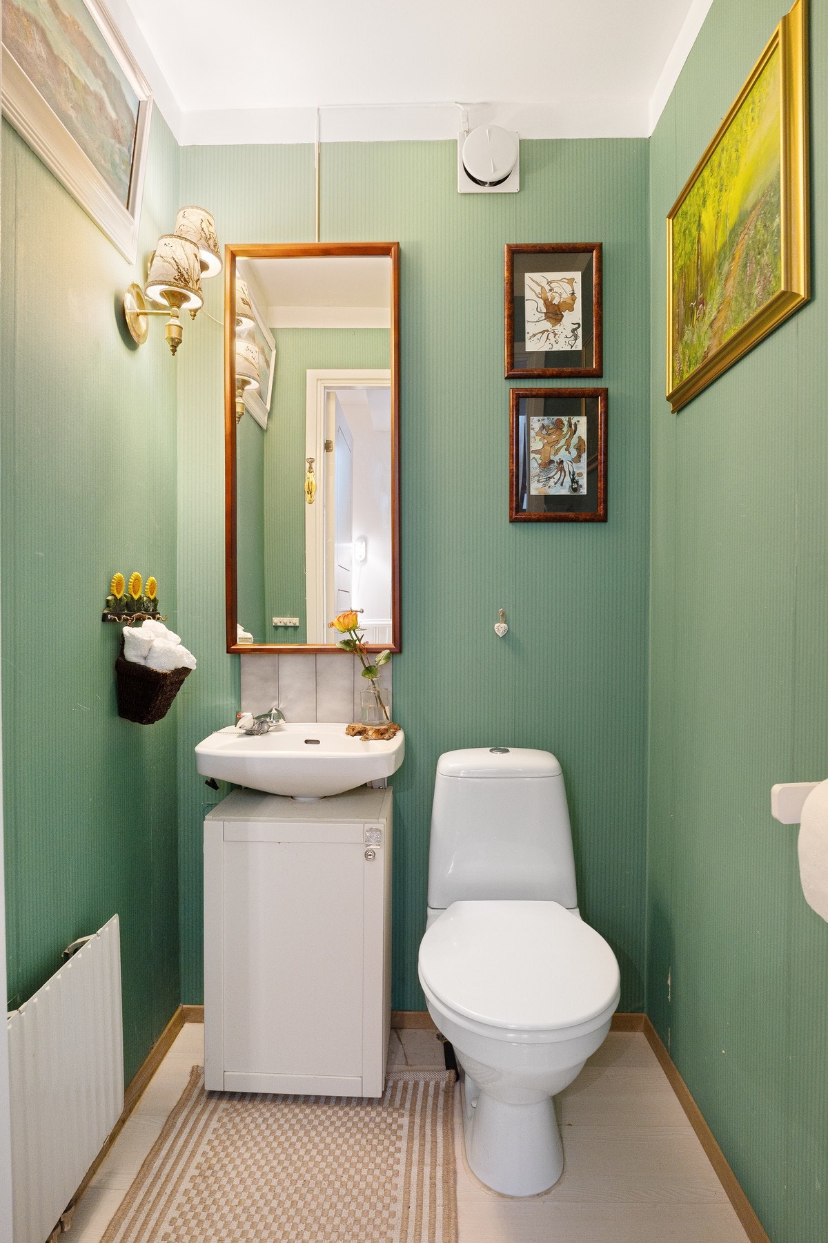 Praktisk og separat toalettrom med frittstående toalett. Galleribilde