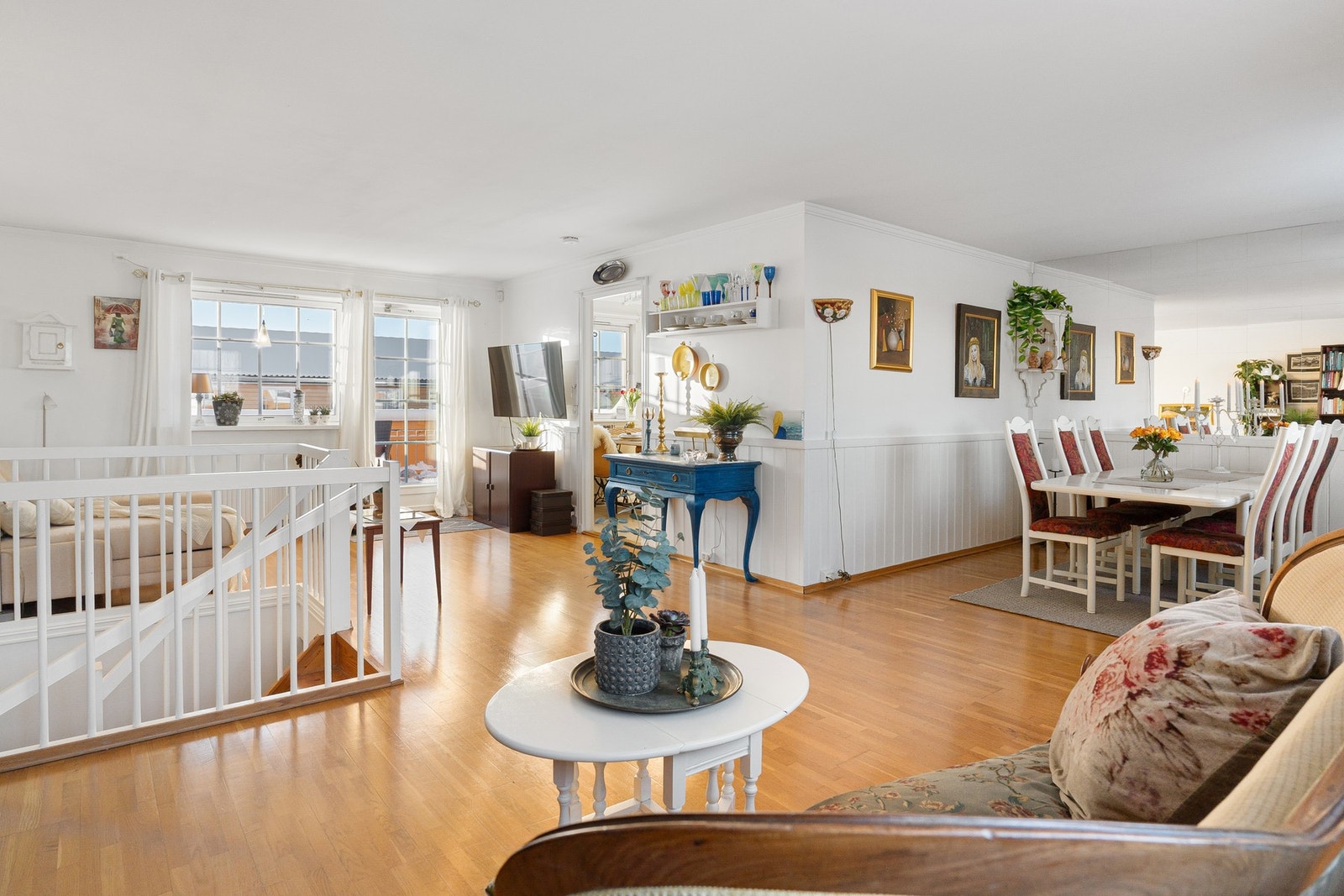 Her er det god plass til et langt spisebord. Galleribilde