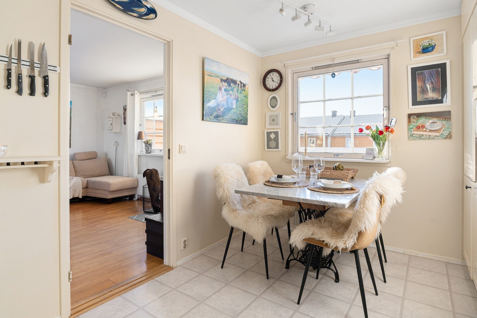 Kjøkkenet har plass til spisebord ved vinduet. Galleribilde