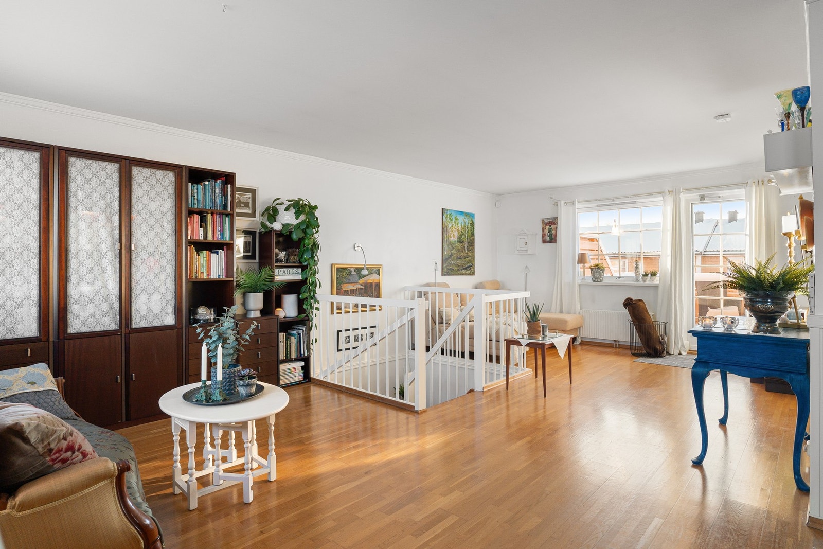 Lys bolig med gjennomgående planløsning som gir en luftig romfølelse. Galleribilde