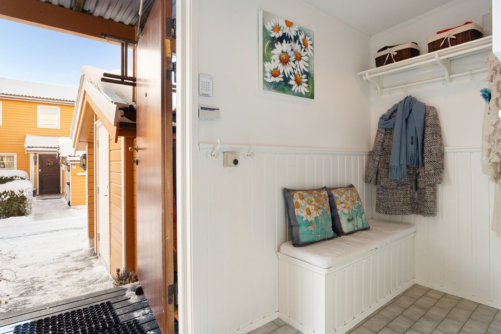 Entré med elektrisk gulvvarme og god plass til sko og yttertøy. Galleribilde