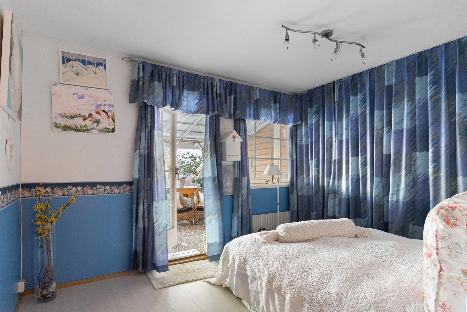 Det er utgang til hagen fra hovedsoverommet. Galleribilde