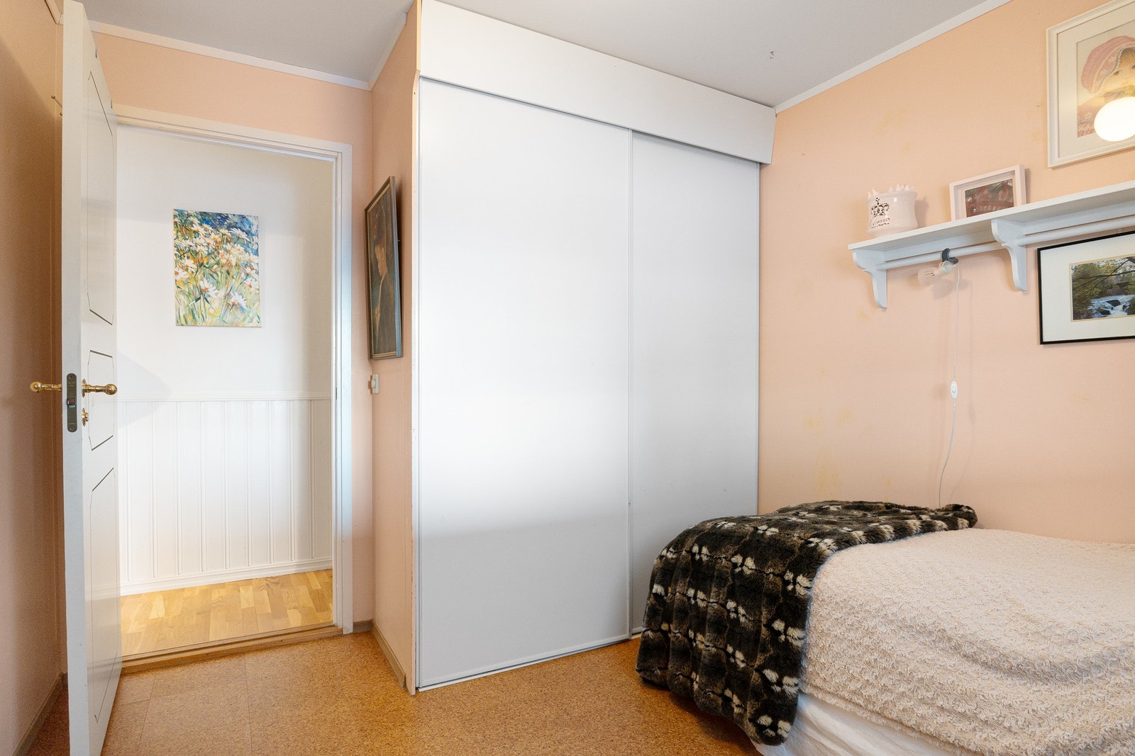 Alle soverommene tilbyr god plass til seng og garderobeløsning. Galleribilde