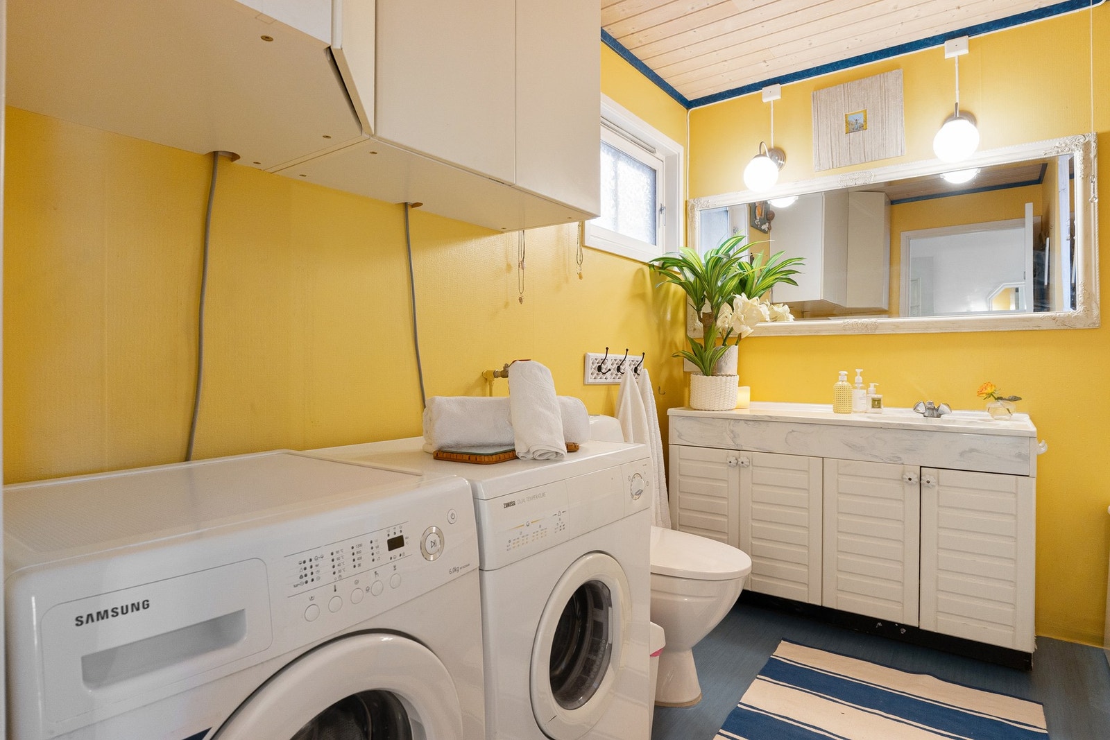 Bad i hovedsak fra byggeår med elektrisk gulvvarme og enkelte oppgraderte innredninger. Galleribilde