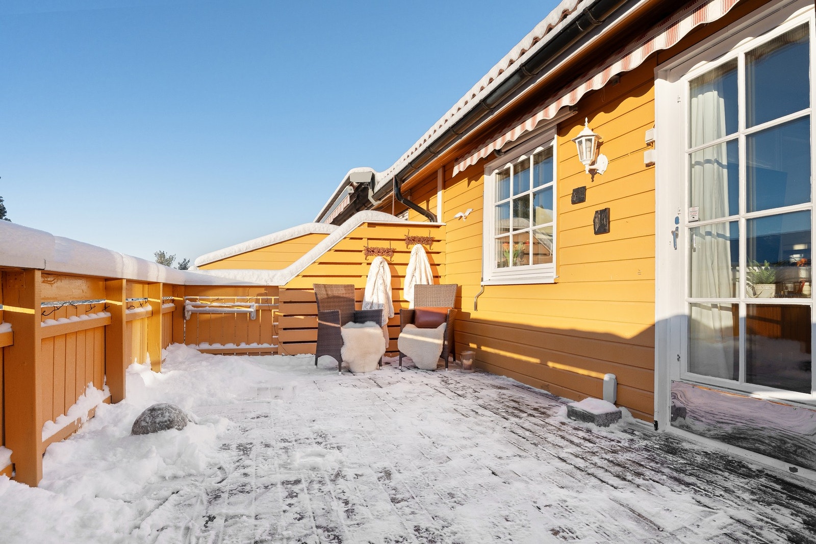 Balkongen har rikelig med plass til utemøblement. Galleribilde