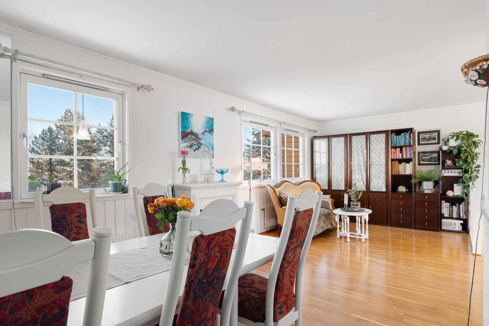 Store vindusflater gir rikelig med naturlig lys. Stuen har pipeløp og mulighet for peisovn. Galleribilde