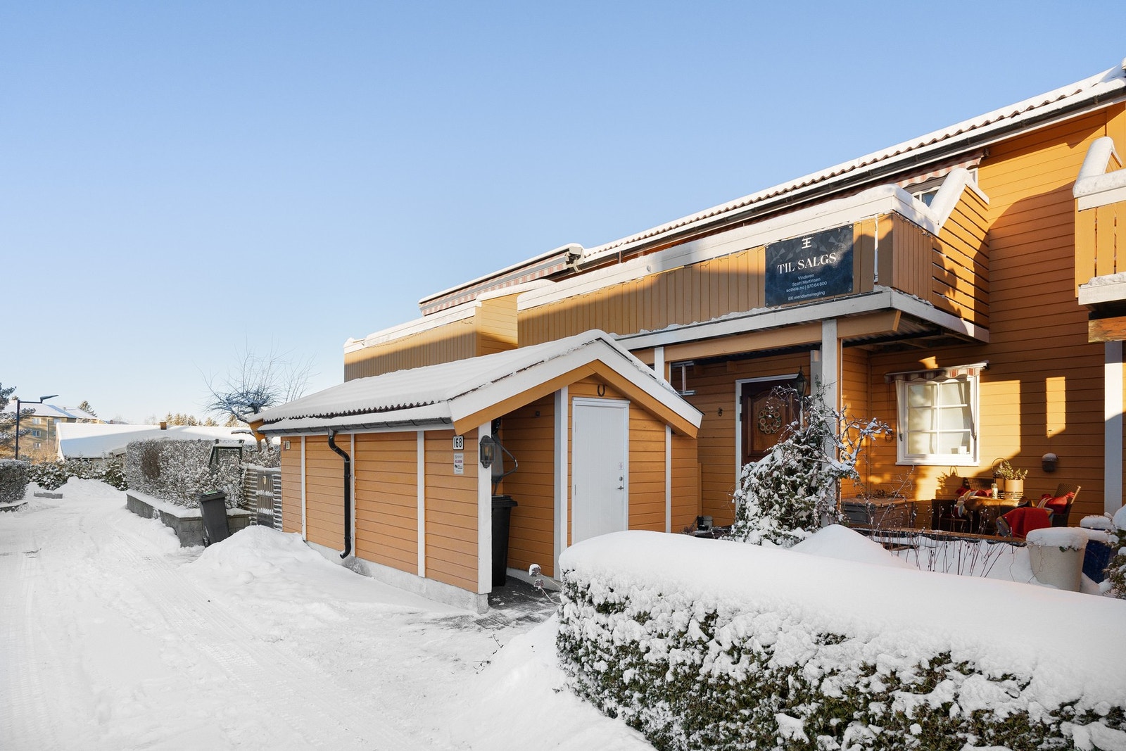 Et familievennlig rekkehus over to plan med tre soverom og solrike uteplasser i Nyjordstubbens mest attraktive beliggenhet. Galleribilde