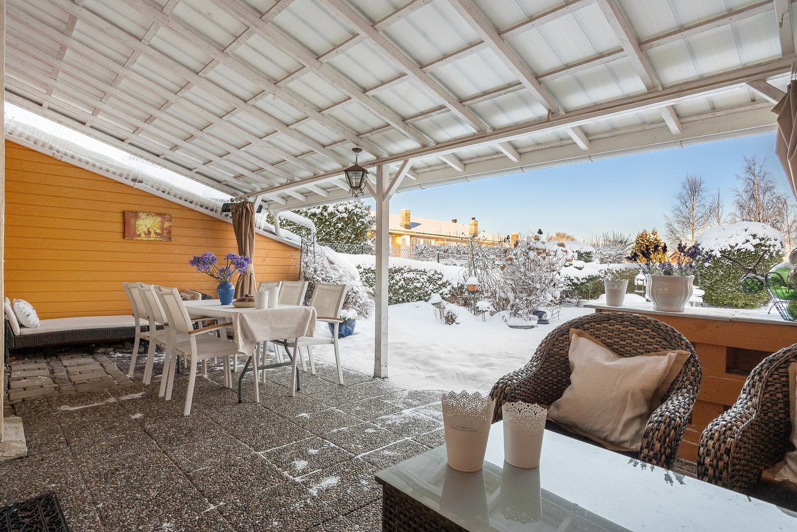 Uteplassen har god plass til både spisebord og loungegruppe. Galleribilde