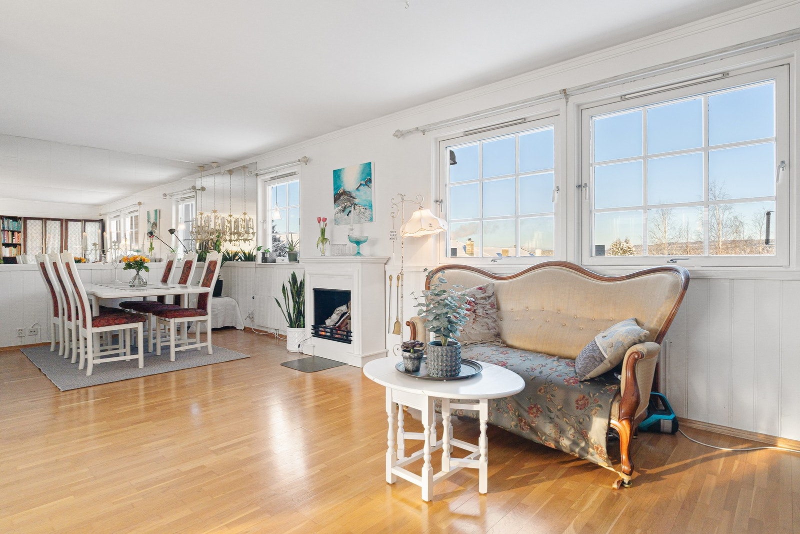 Romslig stue med god plass til sofagruppe og øvrig møblement. Galleribilde