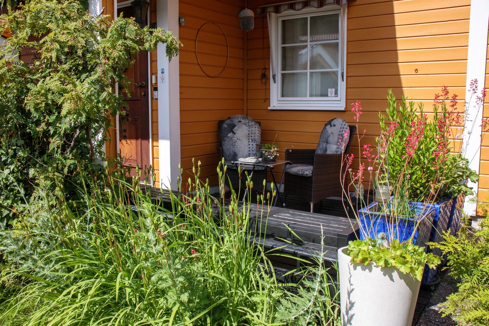 Ved inngangspartiet finner man ytterligere en flott uteplass med gode solforhold. Galleribilde